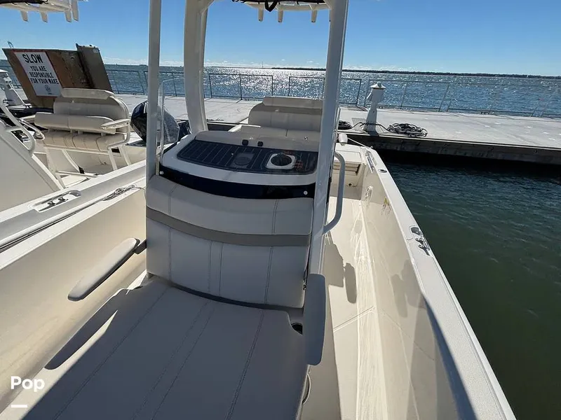 Slide: The Image of Boston Whaler 220 Dauntless 2025 - 16062520
