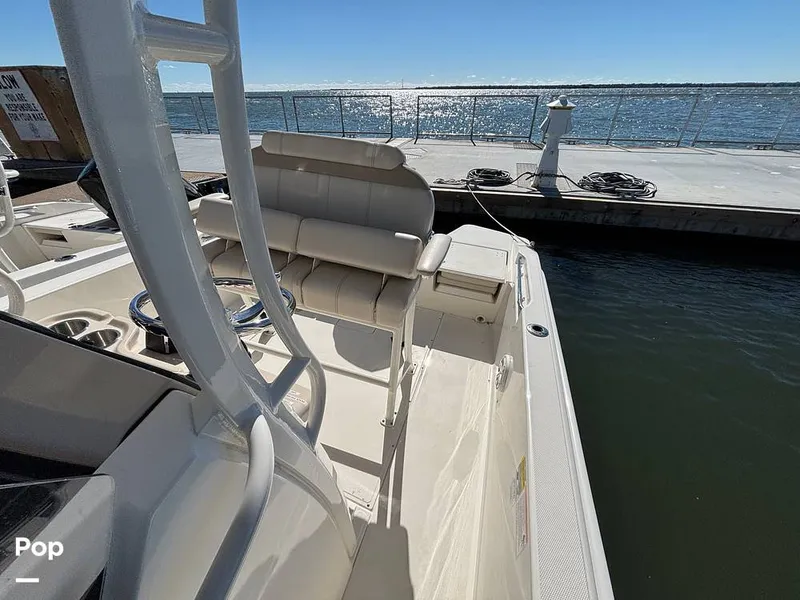 Slide: The Image of Boston Whaler 220 Dauntless 2025 - 16062521