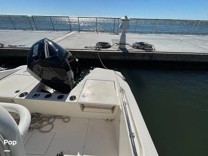 Slide: The Image of Boston Whaler 220 Dauntless 2025 - 16062523