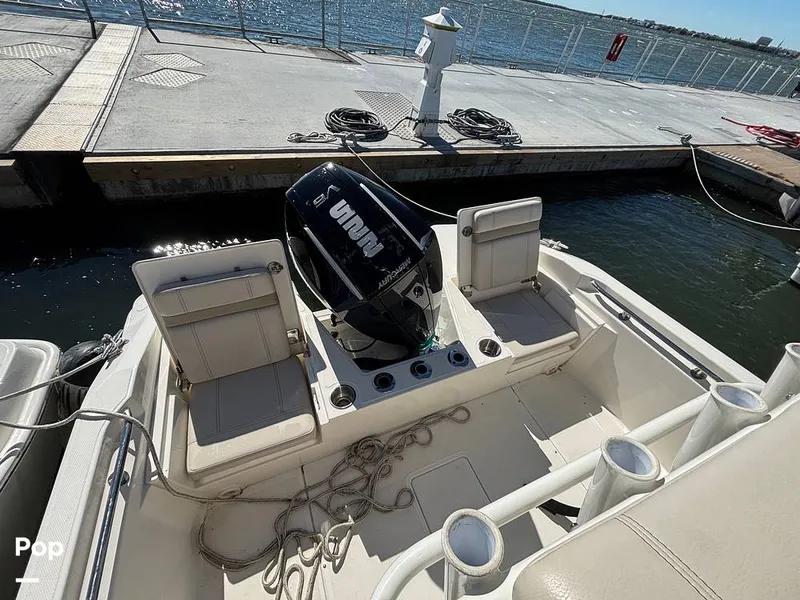 Slide: The Image of Boston Whaler 220 Dauntless 2025 - 16062525