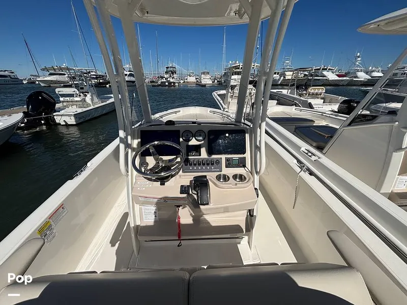 Slide: The Image of Boston Whaler 220 Dauntless 2025 - 16062529