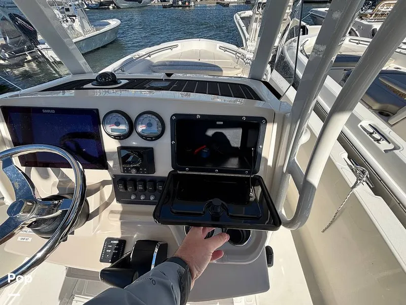 Slide: The Image of Boston Whaler 220 Dauntless 2025 - 16062531