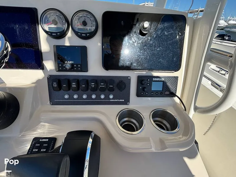 Slide: The Image of Boston Whaler 220 Dauntless 2025 - 16062532