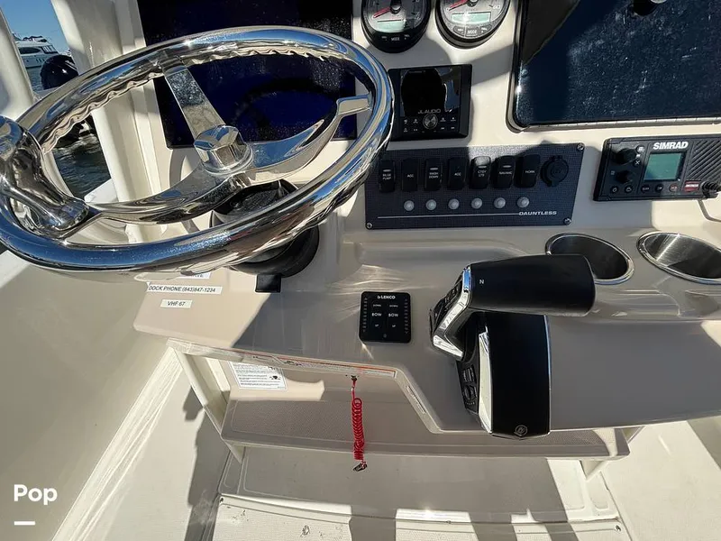 Slide: The Image of Boston Whaler 220 Dauntless 2025 - 16062533