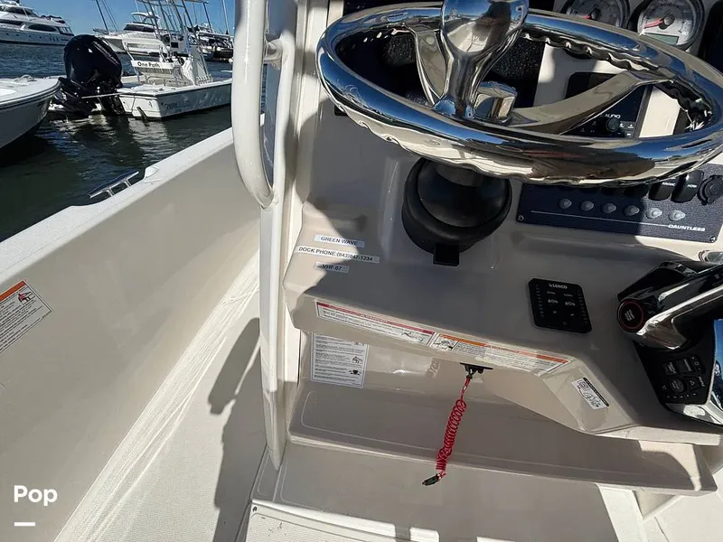 Slide: The Image of Boston Whaler 220 Dauntless 2025 - 16062534