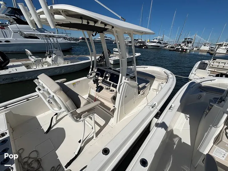 Slide: The Image of Boston Whaler 220 Dauntless 2025 - 16062508