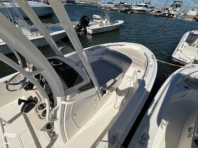 Slide: The Image of Boston Whaler 220 Dauntless 2025 - 16062509