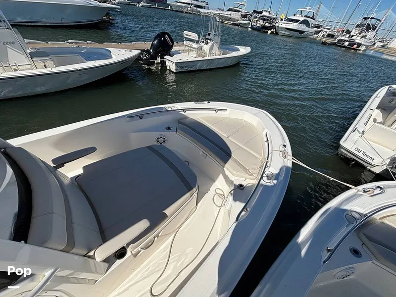 Slide: The Image of Boston Whaler 220 Dauntless 2025 - 16062511