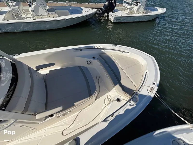 Slide: The Image of Boston Whaler 220 Dauntless 2025 - 16062512