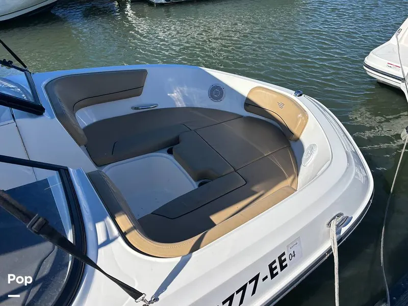 Slide: The Image of Bayliner V6 OB 2024 - 16062730