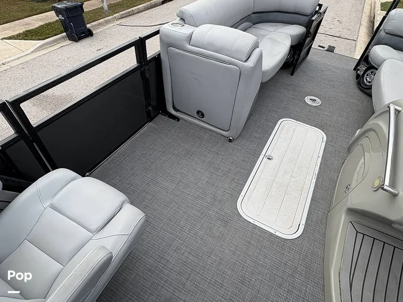 Slide: The Image of Regency 220 LE3 2017 - 16088587