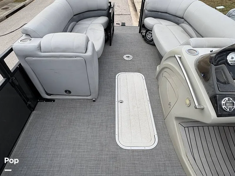 Slide: The Image of Non-skid Deck With Storage - 16088588