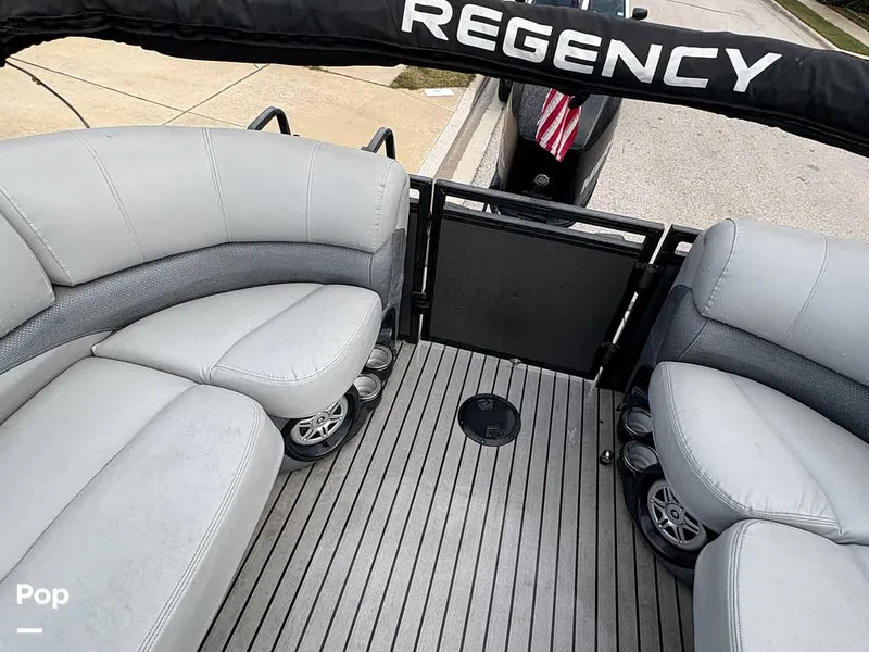 Slide: The Image of Regency 220 LE3 2017 - 16088596