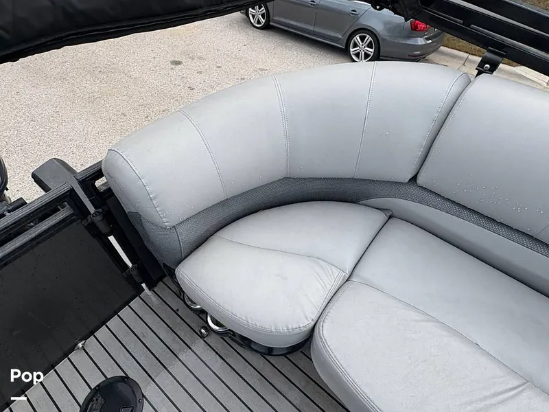 Slide: The Image of Regency 220 LE3 2017 - 16088597