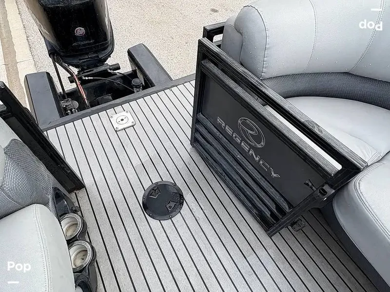 Slide: The Image of Regency 220 LE3 2017 - 16112883