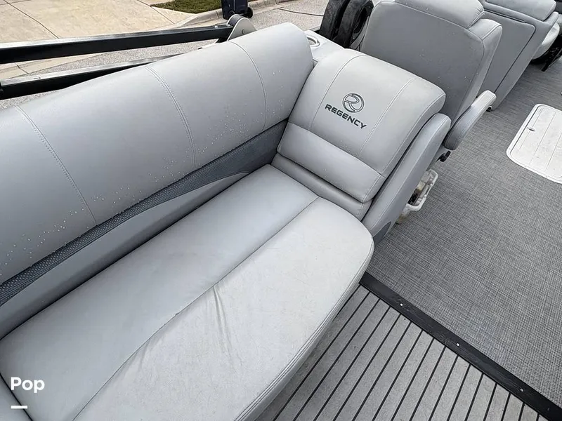 Slide: The Image of Regency 220 LE3 2017 - 16088598