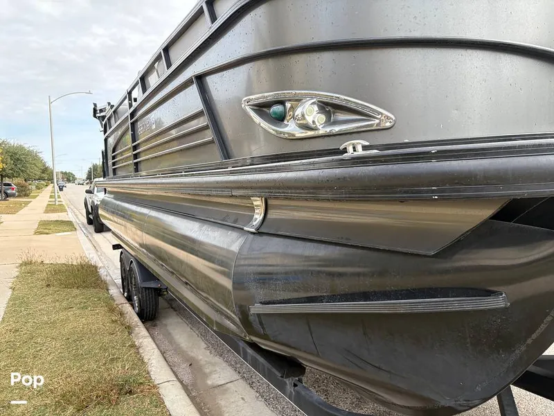 Slide: The Image of Regency 220 LE3 2017 - 16088624