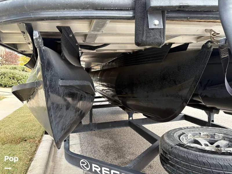 Slide: The Image of Regency 220 LE3 2017 - 16088619