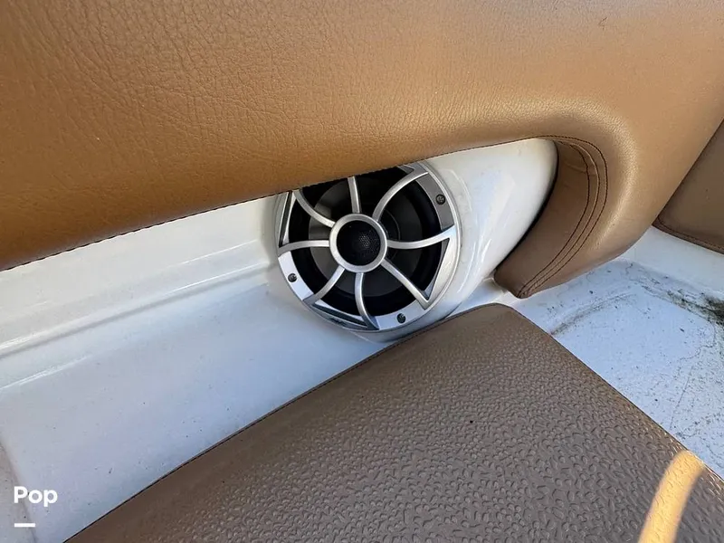 Slide: The Image of Crownline Boats E235XS 2023 - 16053708