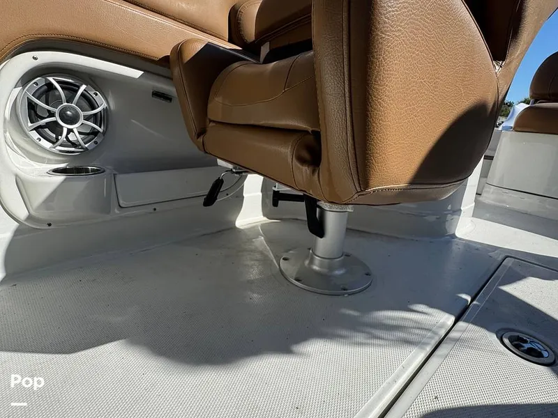 Slide: The Image of Crownline Boats E235XS 2023 - 16053725