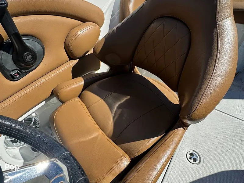 Slide: The Image of Crownline Boats E235XS 2023 - 16053730