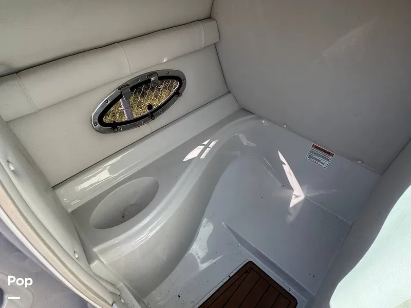 Slide: The Image of Crownline Boats E235XS 2023 - 16053741