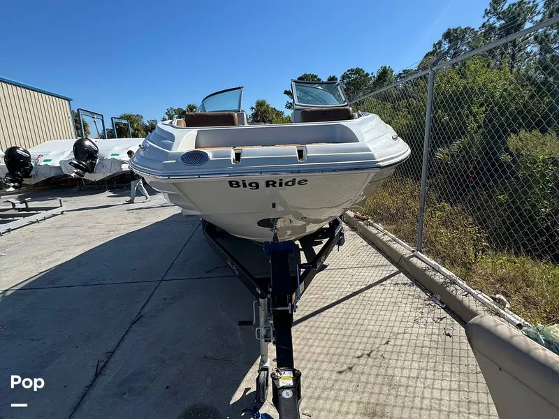 Slide: The Image of Crownline Boats E235XS 2023 - 16053783