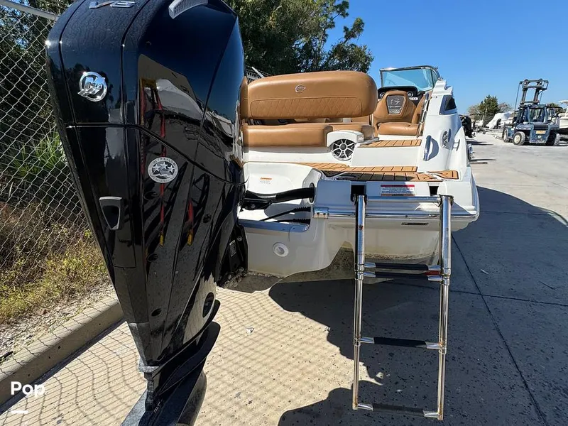 Slide: The Image of Crownline Boats E235XS 2023 - 16053777