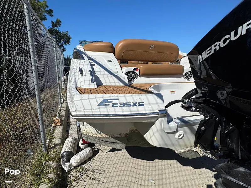 Slide: The Image of Crownline Boats E235XS 2023 - 16053781