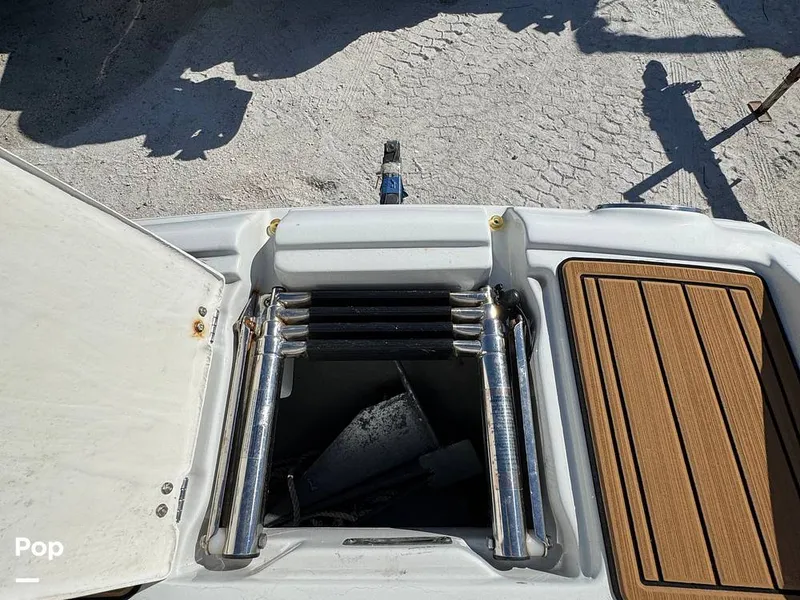 Slide: The Image of Crownline Boats E235 XS 2023 - 16053816