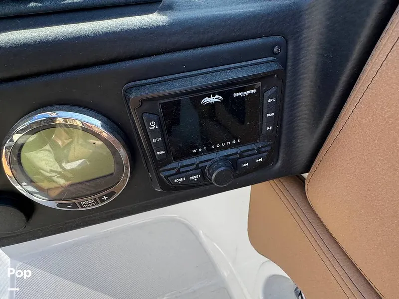 Slide: The Image of Crownline Boats E235 XS 2023 - 16053833