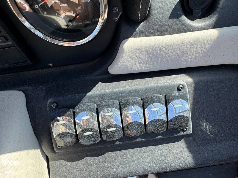 Slide: The Image of Crownline Boats E235 XS 2023 - 16053839