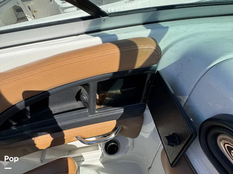 Slide: The Image of Crownline Boats E235 XS 2023 - 16053848