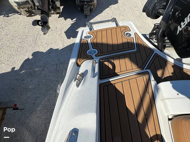 Slide: The Image of Crownline Boats E235 XS 2023 - 16053866