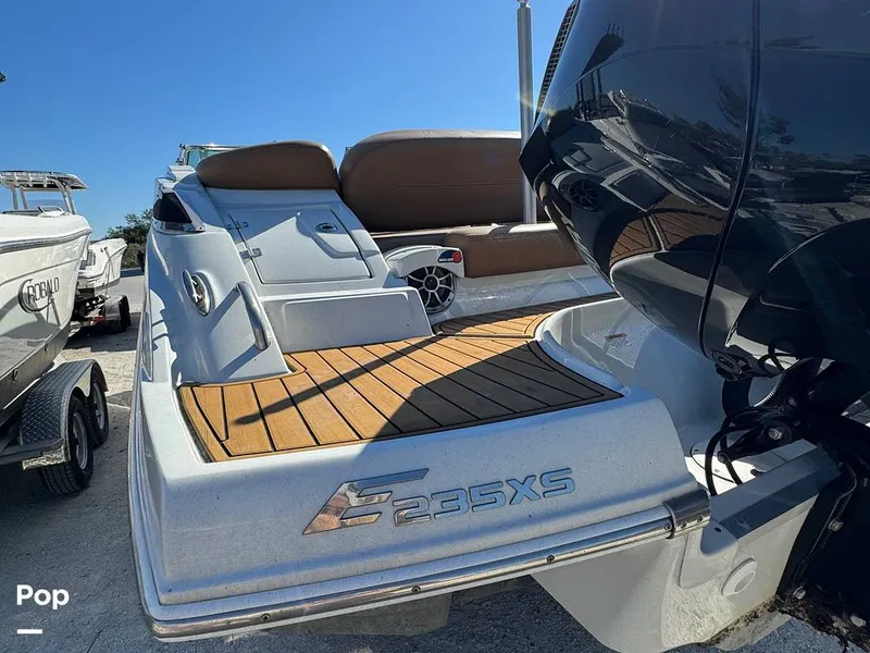 Slide: The Image of Crownline Boats E235 XS 2023 - 16053877
