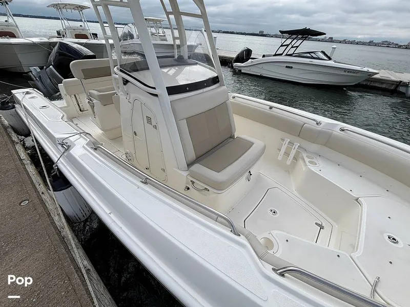 Slide: The Image of Boston Whaler 230 OUTRAGE 2025 - 16107924