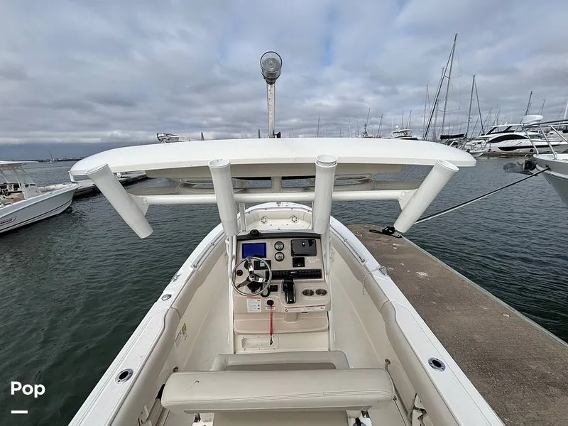 Slide: The Image of Boston Whaler 230 OUTRAGE 2025 - 16107928