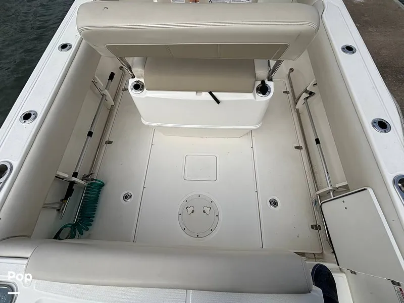 Slide: The Image of Boston Whaler 230 OUTRAGE 2025 - 16107929