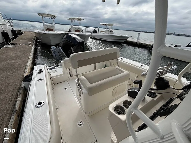 Slide: The Image of Boston Whaler 230 OUTRAGE 2025 - 16107938