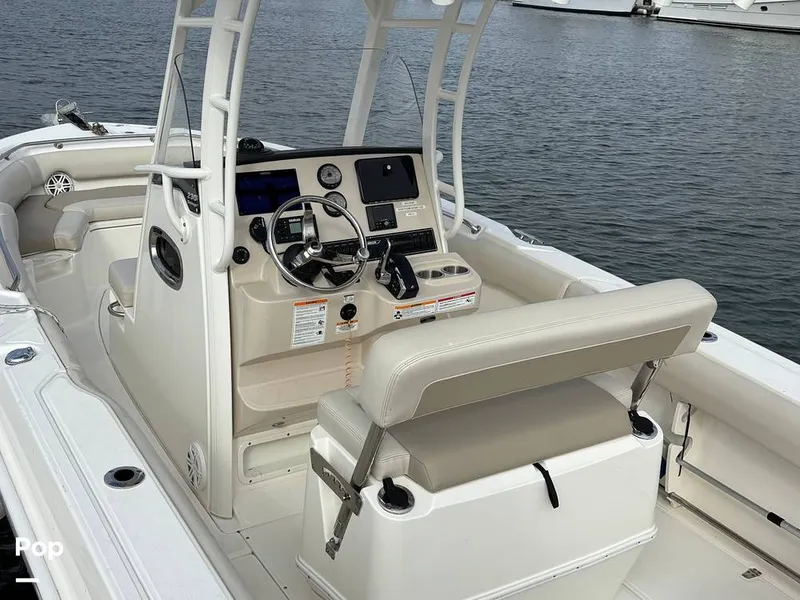 Slide: The Image of Boston Whaler 230 Outrage 2025 - 16107898