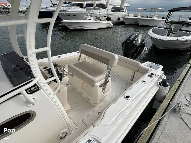 Slide: The Image of Boston Whaler 230 Outrage 2025 - 16107901