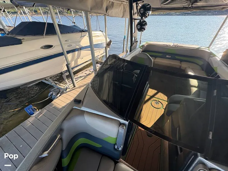 Slide: The Image of Walk Through Windshield - 16078912