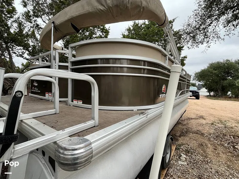 Slide: The Image of Sun Tracker Party Barge 22DLX 2020 - 16090763