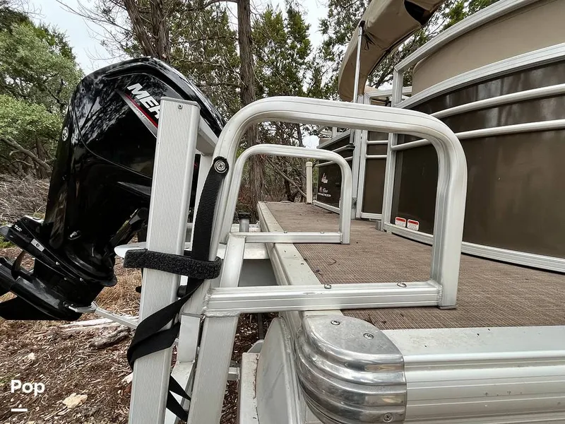 Slide: The Image of Sun Tracker Party Barge 22DLX 2020 - 16090772