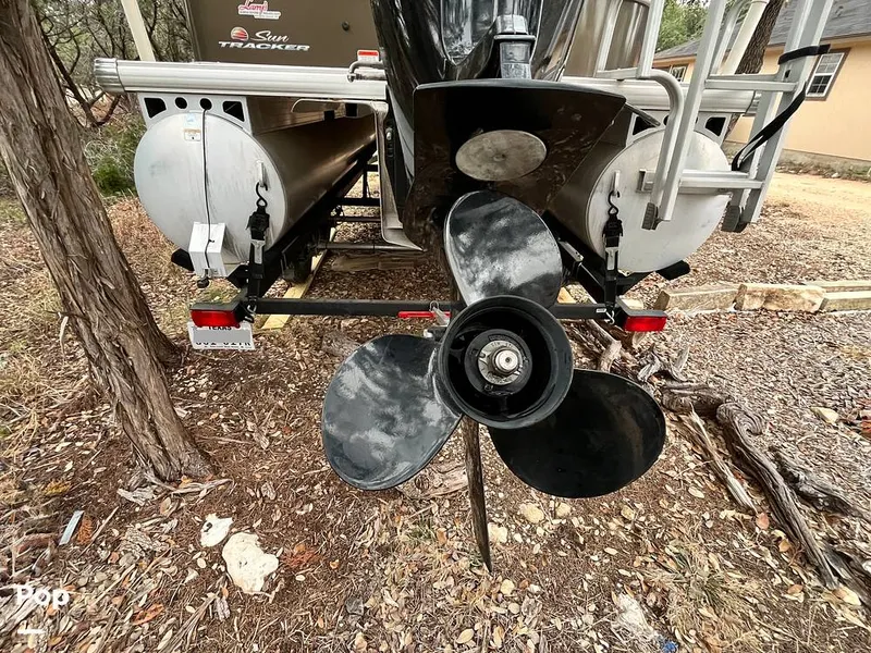 Slide: The Image of Sun Tracker Party Barge 22DLX 2020 - 16090744