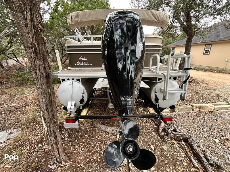 Slide: The Image of Sun Tracker Party Barge 22DLX 2020 - 16090745