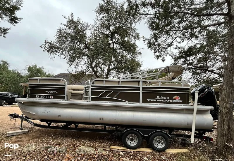 Slide: The Image of Sun Tracker Party Barge 22DLX 2020 - 16090749