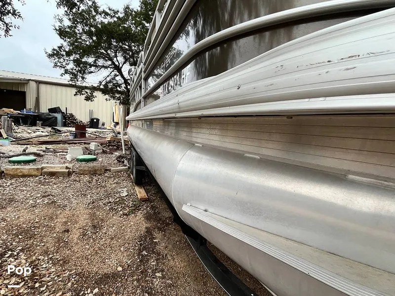 Slide: The Image of Sun Tracker Party Barge 22DLX 2020 - 16090753