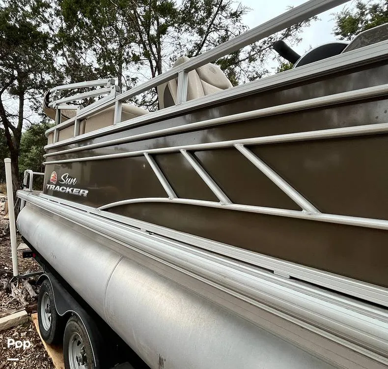 Slide: The Image of Sun Tracker Party Barge 22DLX 2020 - 16090758