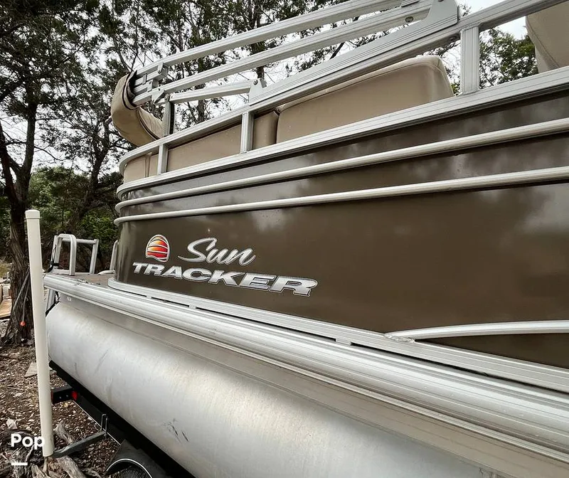 Slide: The Image of Sun Tracker Party Barge 22DLX 2020 - 16090767